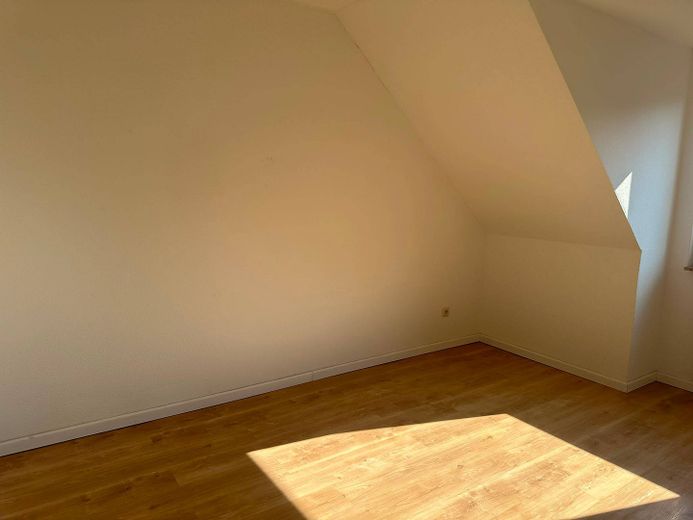 Renovierte 3-Zimmer-Dachgeschosswohnung mit BALKON und EBK – Ansicht II: Kinder-/ Arbeitsz…