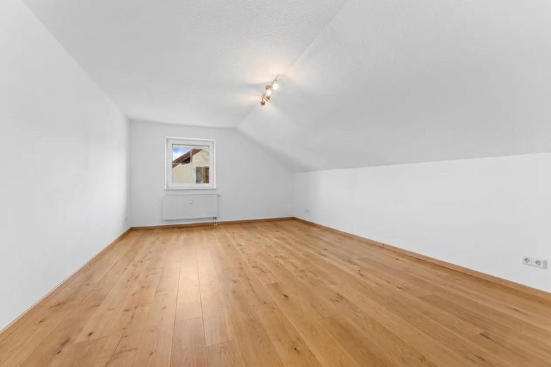 Renovierte 5-Zimmer-Dachgeschosswohnung mit Balkon, Garage und Effizienzklasse A+ – provisionsfrei – Schlafzimmer, Ist-Zustand