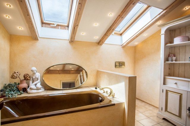 Alpin-Haus im Chiemgau: 44 Nächte jährlich, Sauna & Bergblick – Badewanne und Dusche
