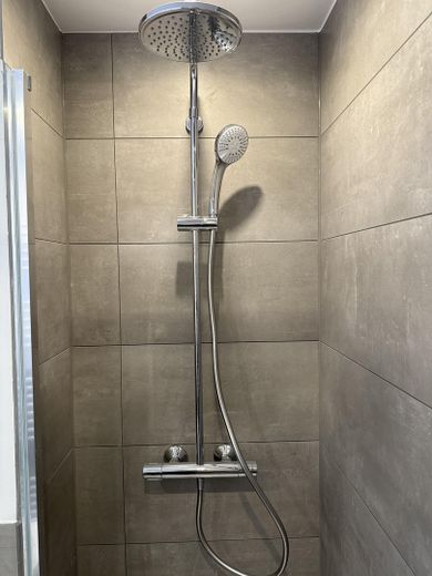 Stilvoll sanierte & modern möblierte 1-Zi Wohnung in Toplage – Bad