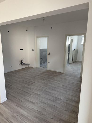 Helle 2-Zimmer-Wohnung, 75 m², kernsaniert, mit Terrasse und Garage – Küche