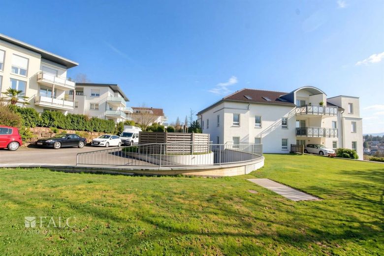 3,5 Zimmer Erdgeschosswohnung mit 2 TG-Stellplätzen in ruhiger Lage – Außenansicht 2