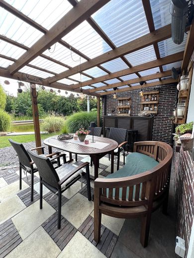 Perfektes Familiendomizil: Zentral wohnen, am Waldrand leben - provisionsfrei – Terrasse mit Tresen