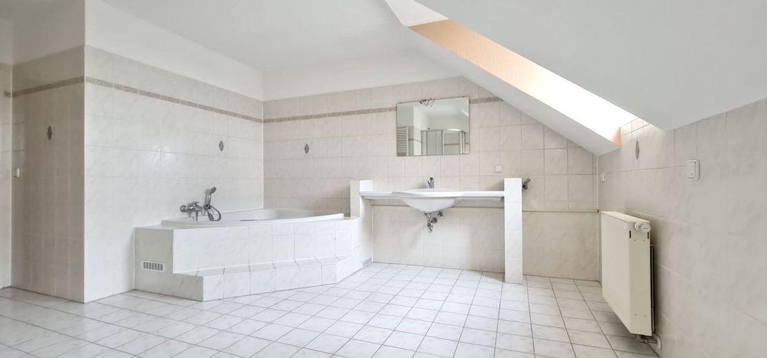 Investieren mit Weitblick: Vollvermietetes Wohn- und Geschäftshaus in Bestlage von Berlin-Biesdorf – Badezimmer im DG