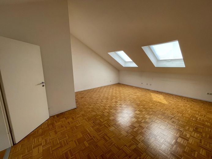 Witamy w miejscu, które tworzy przestrzeń dla Państwa przyszłości! – Großes Zimmer DG