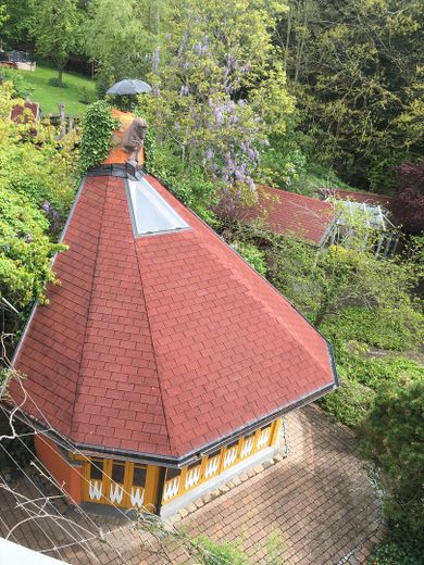 Am Waldrand gelegenes Einfamilienhaus mit ELW und parkähnlichem Garten – Blick von ELW auf Pavillon