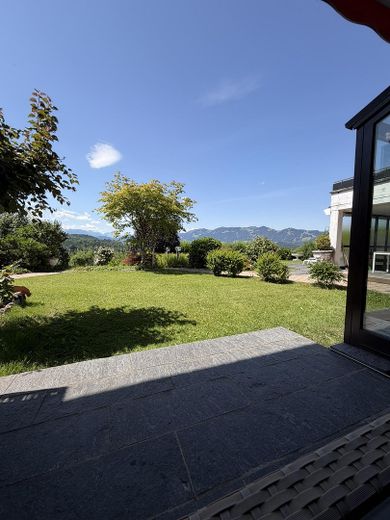 Modernisierte 3-Zimmer-Wohnung mit traumhaftem Bergblick – Ausblick Terrasse