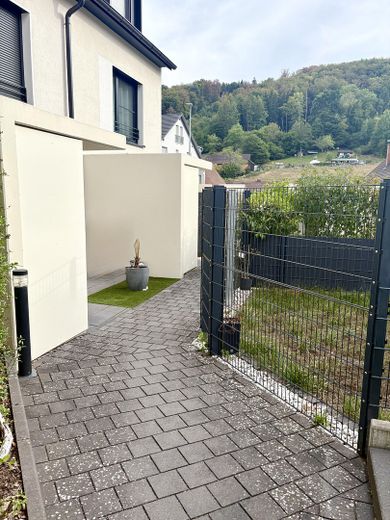 Reihenmittelhaus zu verkaufen – Weg zu den Aussenstellplätze