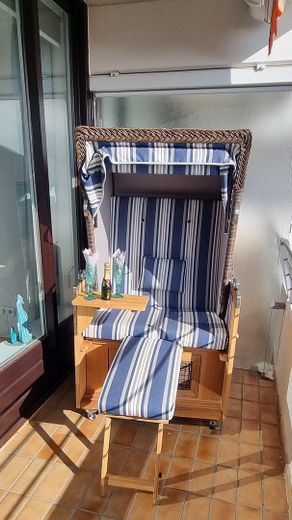 Deniz manzaralı! Plaja ve merkeze yakın, tamamen yenilenmiş üst düzey daire, 75 m², 2 oda – Balkon mit Strandkorb