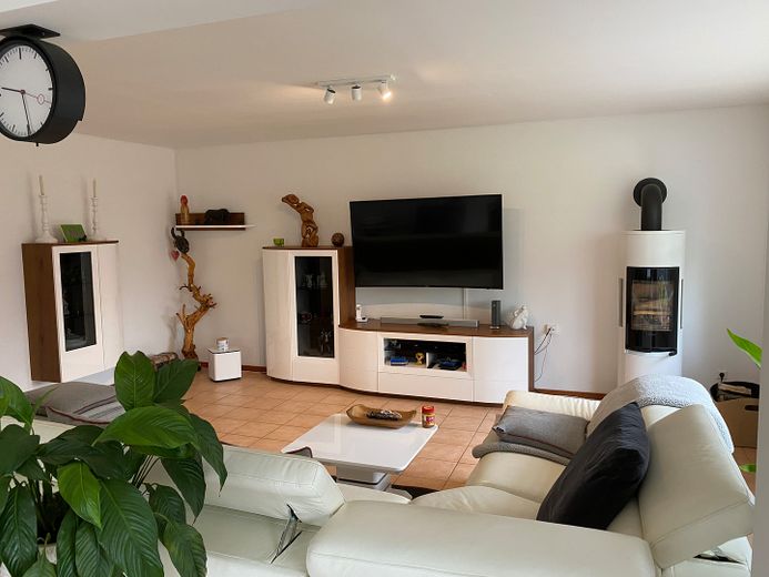 Modernisiertes Einfamilienhaus mit Kamin,Wallbox,bezugsfertig & tollem Wohngefühl – Wohnzimmer