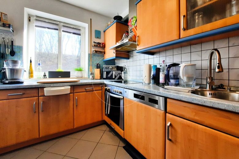 Curato appartamento al piano terra con terrazza, cucina componibile e posto auto – Küche