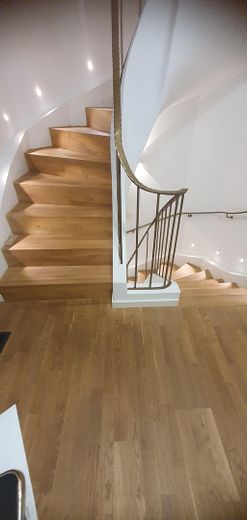Traumvilla am See mit Einliegerwohnung – Treppenhaus