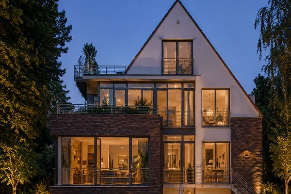 Casa dentro de una casa en Kleinmachnow – residencia ajardinada de 275 m²