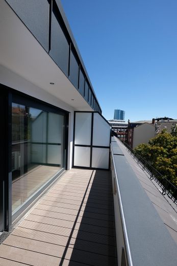 Penthauswohnung mit Dachterrasse: 2-Zimmer-Wohnung mit Einbauküche im Zentrum zu vermieten! – Dachterrasse