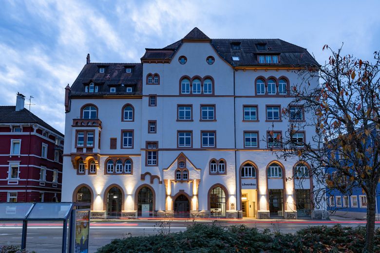 1 ZiKB Terrasse - Wohnen im LöwenBau - E1-W01, 43 m² - 850 € FLAT (inkl. Betriebsk) – LöwenBau Abendstimmung