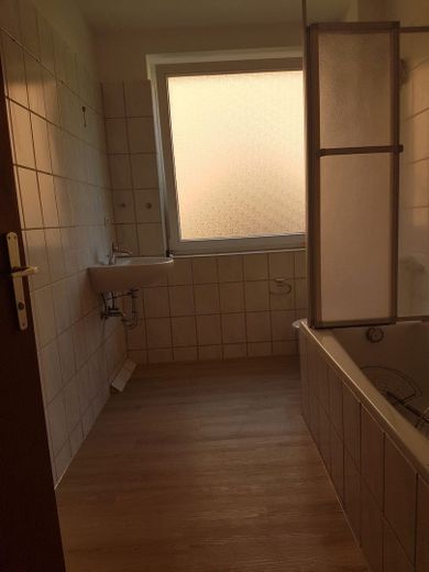 Badezimmer mit großen Fenster