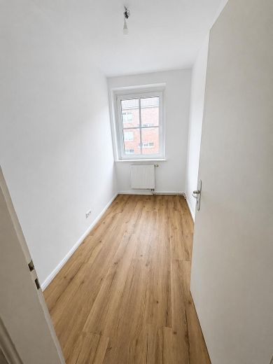 Teil-Renovierte helle 4,5 Zimmer Wohnung mit Balkon – Foto 5