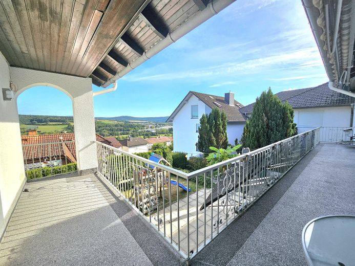 Moderne 3,5 Zimmer EG Wohnung 155 m² Wohnfläche + 190 m² Nutzfläche mit Balkonen & Terrasse & Garten – Hauptbalkon