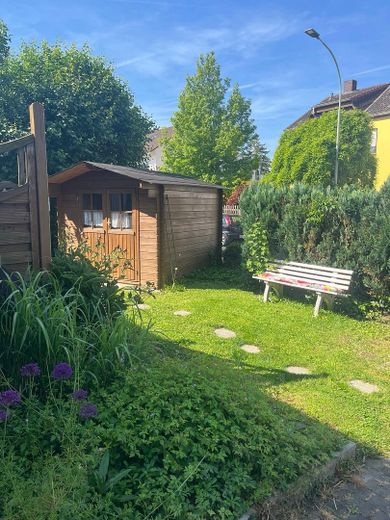 Haus B Gepflegte Gartenidylle