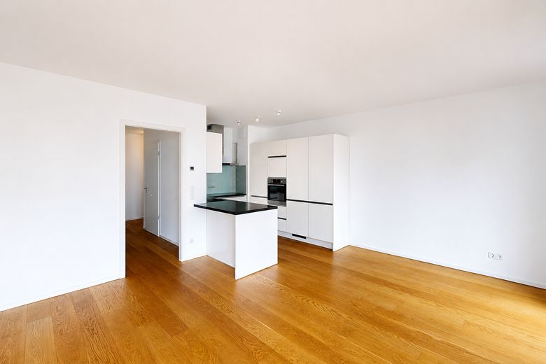 Moderno piso de 3 habitaciones con azotea, balcón y plaza de garaje subterráneo en HafenCity – Wohnzimmer/Küche