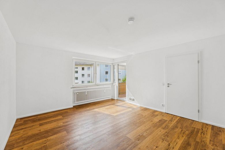 ERSTBEZUG: Erdgeschoss Wohnung 3,5 Zimmer in der Dreifaltigkeit – Wohnzimmer