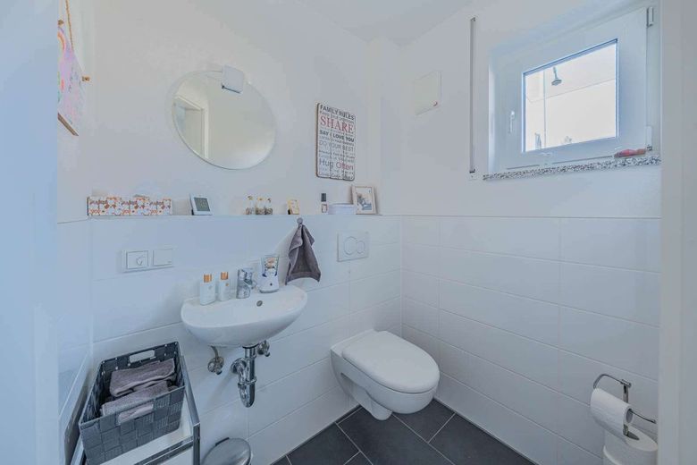 Großzügiges, effizientes Einfamilienhaus, 5 Zimmer + Hobbyraum, Terrasse mit Garten – Gäste-WC
