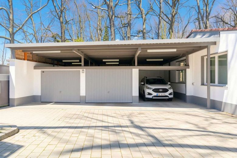 Maximale Privatsphäre auf 2.649 m² - Ihr Rückzugsort am Feldrand in Hamm-Westtünnen – Garage - (KI generiert)