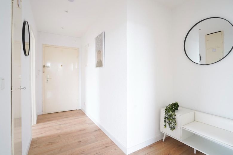 Erstbezug nach Sanierung - 2-Zimmer + neue Küche + Balkon + Garage – Flur