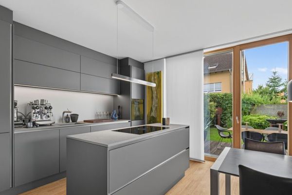 Residenza architettonicamente affascinante con giardino, terrazze e area wellness