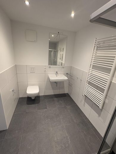 Erstbezug: Moderne Erdgeschosswohnung mit Terrasse sowie energieeffizientem Wohnkomfort – Duschbad 1