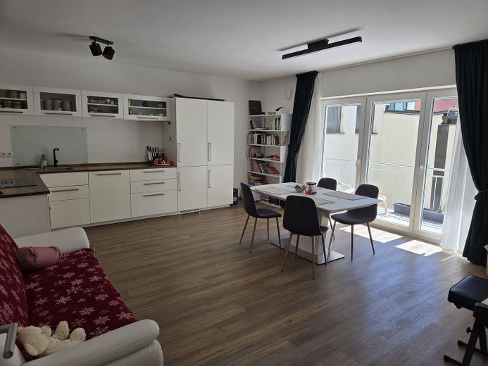 شقة مدينة حديثة من 3 غرف مع شرفة في أبنزبرغ – Wohnzimmer Blick auf Balkon