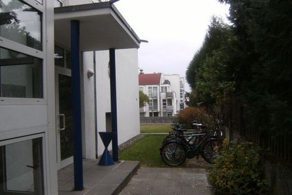 SCHÖNES GEMÜTLICHES TEILMÖBL. OBERGESCHOSS-APARTMENT MIT BALKON IN KLEINER WOHNEINHEIT IN UNI-NÄHE