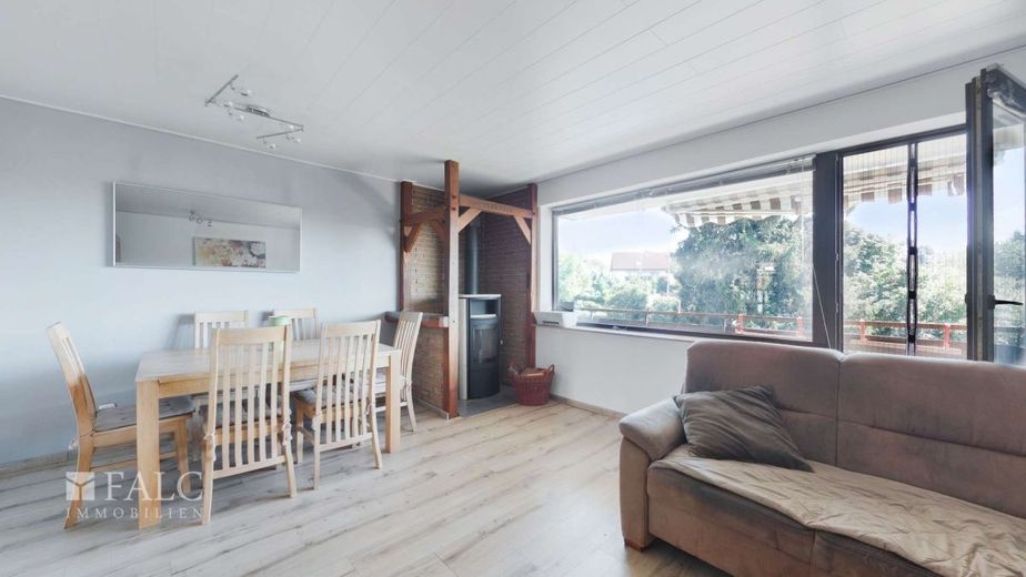 Charmante Doppelhaushälfte mit großem Garten – Wohnzimmer