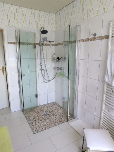 Barrierefreier Bungalow in gepflegter Gartenanlage – Dusche,bodengleich_Fußbod.hzg