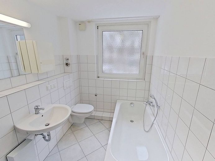 **1 KALTMIETERLASS ALS EINZUGSGESCHENK**Gemütliche 3-Zimmer-Wohnung mit BALKON und TAGESLICHTBAD – Ansicht I: Badezimmer