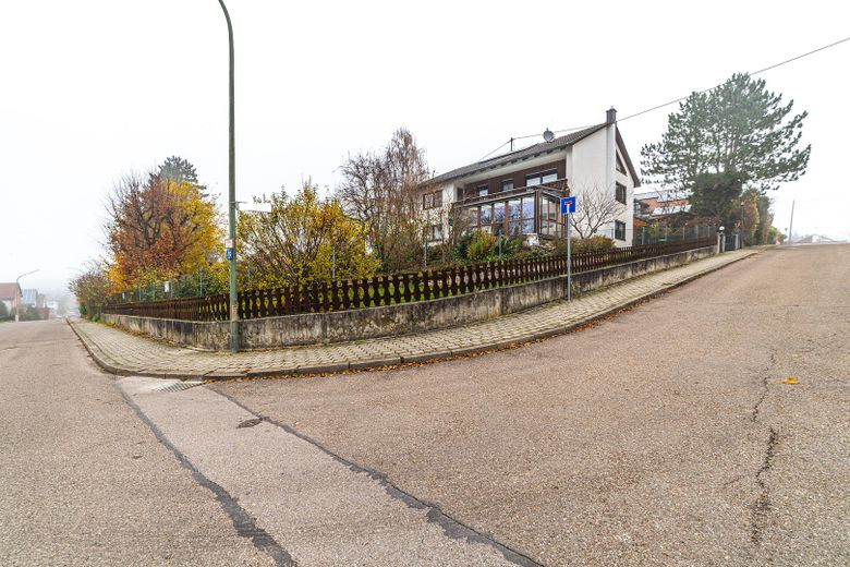 Zweifamilienhaus in Massivbau mit großem Garten in ruhiger Lage – Foto 3