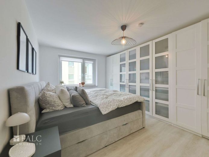 Einziehen und wohlfühlen: Stilvoll sanierte 3-Zimmer-Wohnung mit Designküche – Schlafzimmer