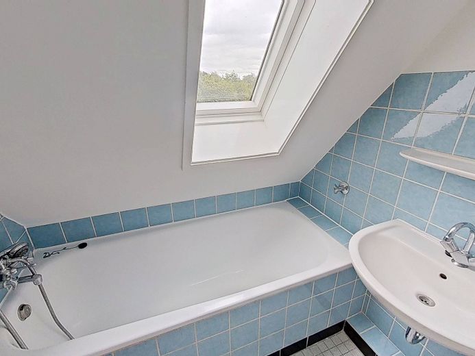 Gemütliche 3-Zi.-Dachgeschosswohnung mit Wannenbad in ruhiger Wohnlage – Ansicht I: Bad