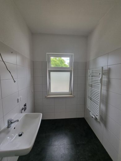 Bad mit Dusche und Fenster