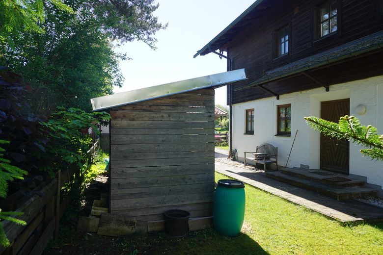 Großes Haus/Mehrgenerationenhaus in Huglfing von privat – Eingangsbereich & Holzlege
