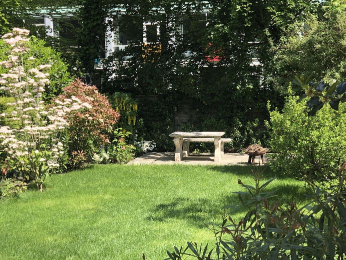 Großzügiges Familienhaus am Stadtpark – Terrasse hinten