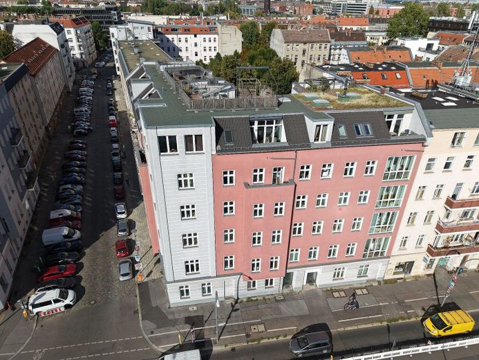 Vistas directas al Spree | 107 m² disponibles para ocupar | Ascensor | Sin comisión | 3–4 habitaciones – Luftbild Gebäude