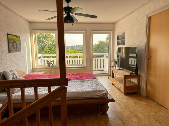 Senza provvigione: porzione di bifamiliare in stile casa svedese con sauna, ampio giardino e vista sui campi – Schlafzimmer OG mit Feldblick