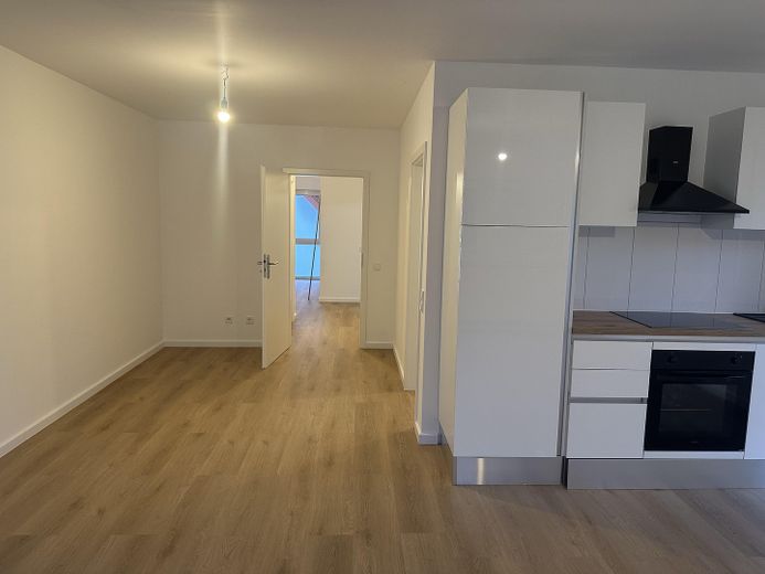 Kernsanierte 3-Zimmer-ETW, 2 Stellplätze, 900 € Kaltmiete, Provisionsfrei – Wohnzimmer/Küche