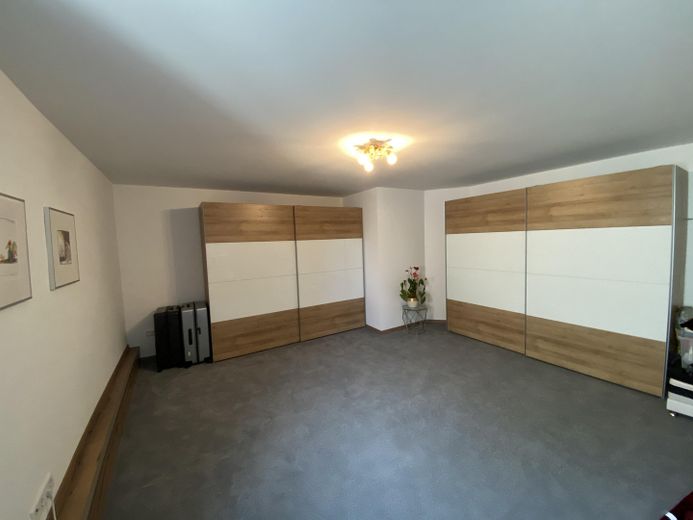 Eşsiz, komisyonsuz! Konut/lifestyle malikanesi, 3 daire, yaklaşık 480m² kullanım alanı, 800m² depo alanı, 7000 m² arsa – Schlafzimmer mit Ankleide