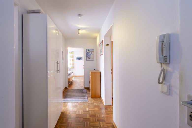 Schöne, helle 2-Zimmer-Wohnung mit Tageslichtbad und Balkon sowie Tiefgarage – Diele
