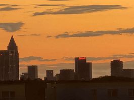 Appartement de 3 pièces à Maintal-Bischofsheim : balcon avec vue sur la skyline, cuisine équipée et garage
