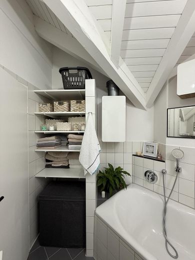 Abitare con carattere – moderna maisonette con un’architettura del tetto impressionante, giardino e piscina – Foto 13