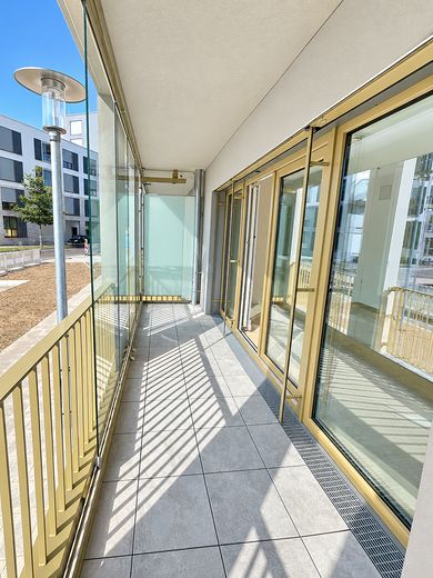 2-Zi.-Erstbezug in Pasing | Designküche mit Kochinsel | 13 m² Glasloggia – Glasloggia über Wohnungsbreite