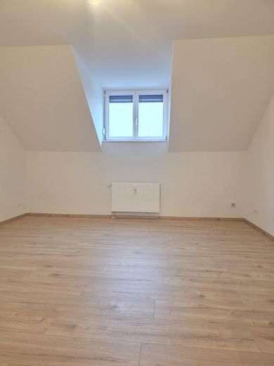Zonder makelaarscourtage! Belegging (4,75% rendement) of eigen gebruik I Maisonnettewoning in Gartenberg – Schlafzimmer